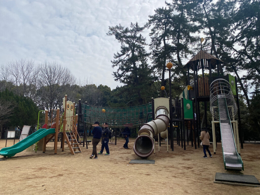 倉敷市】公園を巡る水路がせせらぎ、500本の桜が咲き誇る！水と桜が