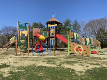 【吉備中央町】大型遊具からちびっこ遊具、水遊びや室内広場まで遊びどころが充実！岡山県ど真ん中の吉備中央町にある遊べる広場【にじいろ広場】