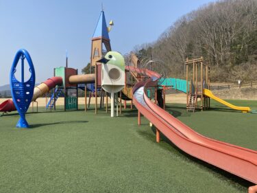 【矢掛町】人工芝で広々快適！大型遊具や芝すべりで遊べる公園【矢掛町総合運動公園】