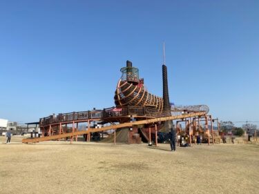 【岡山市南区】ひろ～い芝生広場にネットいっぱいの大きな複合遊具！【浦安総合公園】