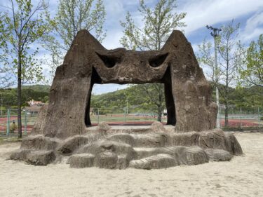 【総社市】すべり台から大きな桃がどんぶらこ！桃太郎の世界で遊ぶ生き物いっぱいの自然豊かな公園【総社北公園】