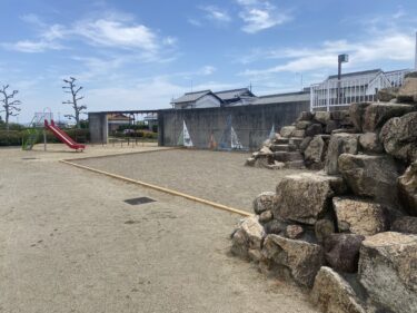 【岡山市東区】爽やかな潮風が気持ちいい！海をバックにした開放的な空間で、のんびりと遊べる公園【六番川水の公園】