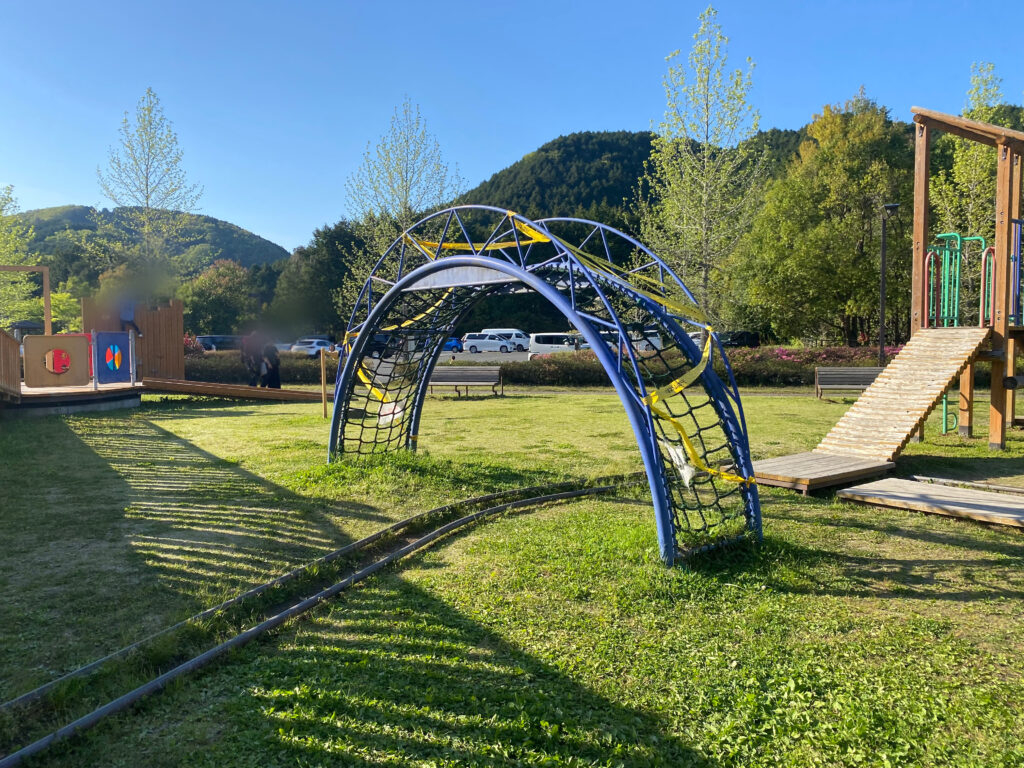 真庭市】トロッコに乗って駆け巡れ！ベルトコンベアやトロッコの遊具があるユニークな公園【勝山運動公園】│おかやま公園のmemo.