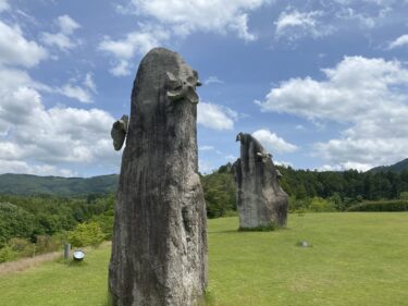 【高梁市】巨大な石の風ぐるまが軽快に回る！ナニコレ珍百景にも登録された、解放感溢れる芝生広場のある公園【うかん常山公園】