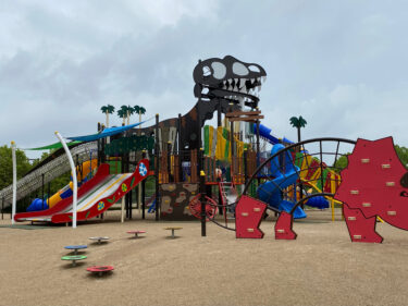 【笠岡市】大迫力ティラノサウルスの大型遊具！２０２３年４月に恐竜遊具が大量新設された公園【かさおか古代の丘スポーツ公園】