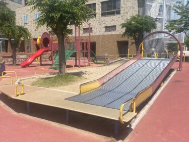 【倉敷市】低くて広〜いローラーすべり台に砂場に水遊び！室内遊びあり食堂ありで小さな子連れに優しい施設【くらしき健康福祉プラザ】