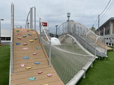 【倉敷市】岡山ダイハツが公園になった？！大型のアスレチック遊具を併設した遊びに行ける岡山ダイハツのお店【ダイハツパーク倉敷東】