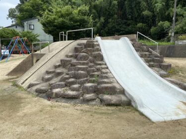 【倉敷市】中庄駅から徒歩７分！コンクリート遊具や補助付きブランコなどちびっこが喜ぶ遊具が揃う、住宅街の中にある小さな公園【徳芳西公園】