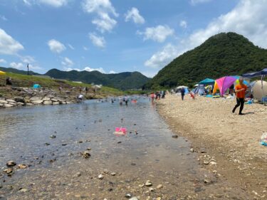 【和気町】自然のせせらぎで水遊び！きれいな川の水でホタルや魚と触れ合える和気町役場前の水遊び場【金剛川水辺の楽校】