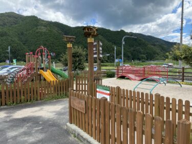 【真庭市】木の温もりに触れてその良さを知る！真庭県産のヒノキやスギをふんだんに使った遊具で遊ぶ、市民センター駐車場の一角にある広場【落合垂水木ッズ広場】