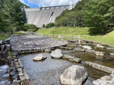 【津山市】津黒ダムの目の前で水遊び！ちびっこも遊べるせせらぎ水路や魚のつかみ捕り、ＢＢＱなど遊びどころ満載！【奥津川ラビンの里】