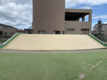 【津山市】順番待ちしなくても遊べる！とーってもワイドなすべり台のある公園【久米総合文化運動公園】
