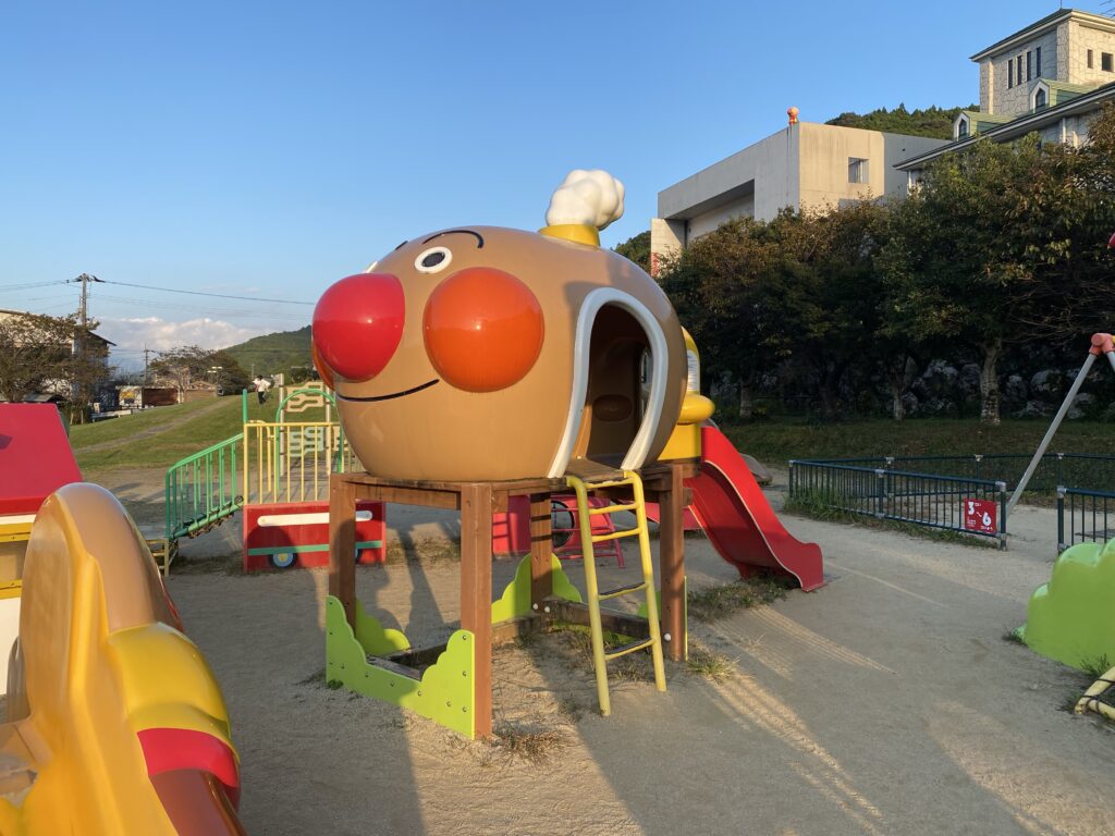 高知県】たくさんのアンパンマンにちびっこが大興奮！高知県の香美市立やなせたかし記念館に隣接する無料で遊べるアンパンマン公園【道の駅美良布】│おかやま公園 のmemo.