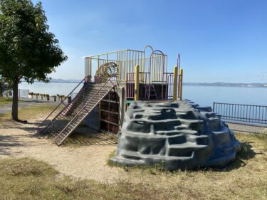 【岡山市南区】児島湾をバックにした開放感いっぱいの小さな公園！珍しい形の遊具に子どもたちは大興奮！【郡公園】