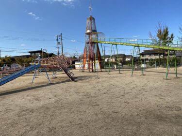 【倉敷市】昔ながらの遊具で遊べる！大きなロケットと飛行機の遊具に子どもたちが大ハシャギな公園【東塚公園】