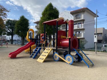 【倉敷市】汽笛を鳴らして出発進行！蒸気機関車の遊具が楽しい、倉敷駅から車で５分の街中の小さな公園【老松町第１公園】