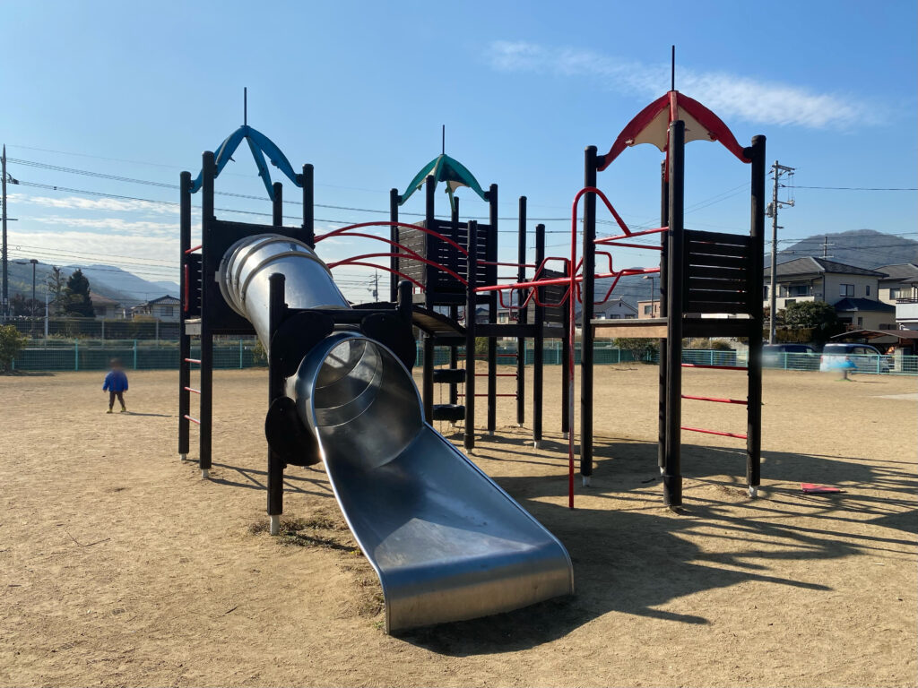 第二公園　水島 倉敷市】シックな配色にシルバーのトンネルすべり台が映える！カッコいい複合遊具がある住宅街の公園【林第３公園】│おかやま公園のmemo.