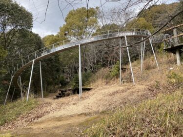 【浅口市】池のほとりに桜がズラリと並ぶ！大きなローラーすべり台が魅力的な、ちょっと寂れた公園【丸山公園】