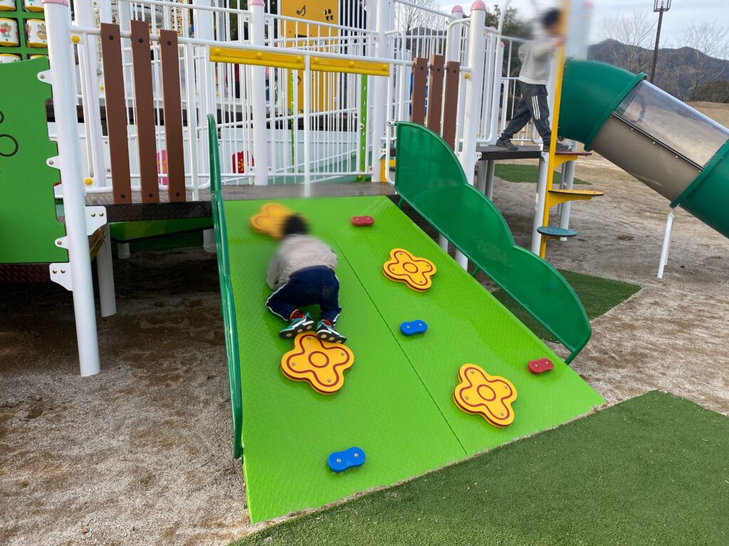子供用　遊具　 立山町の新しい遊び場【防災児童館 アカリエ】3/23～ 屋外遊具がついに