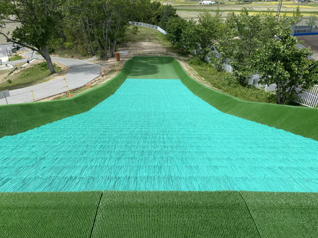 瀬戸内市】2024年に設置された人工芝のすべり台が無料で遊べる！緑