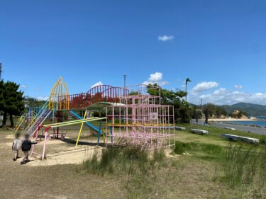 【玉野市】瀬戸内海から流れ込む潮風が気持ちいい！海岸から徒歩２分の南国感あふれる海沿いの公園【日之出公園】