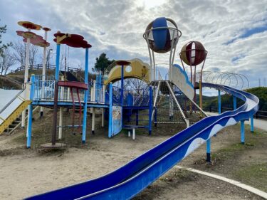 【倉敷市玉島地区】岡山バイパスから見える空飛ぶ気球の大型遊具！見晴らしの良い小高い丘の上の公園には子どもが喜ぶ遊具がいっぱい！【財の山公園】