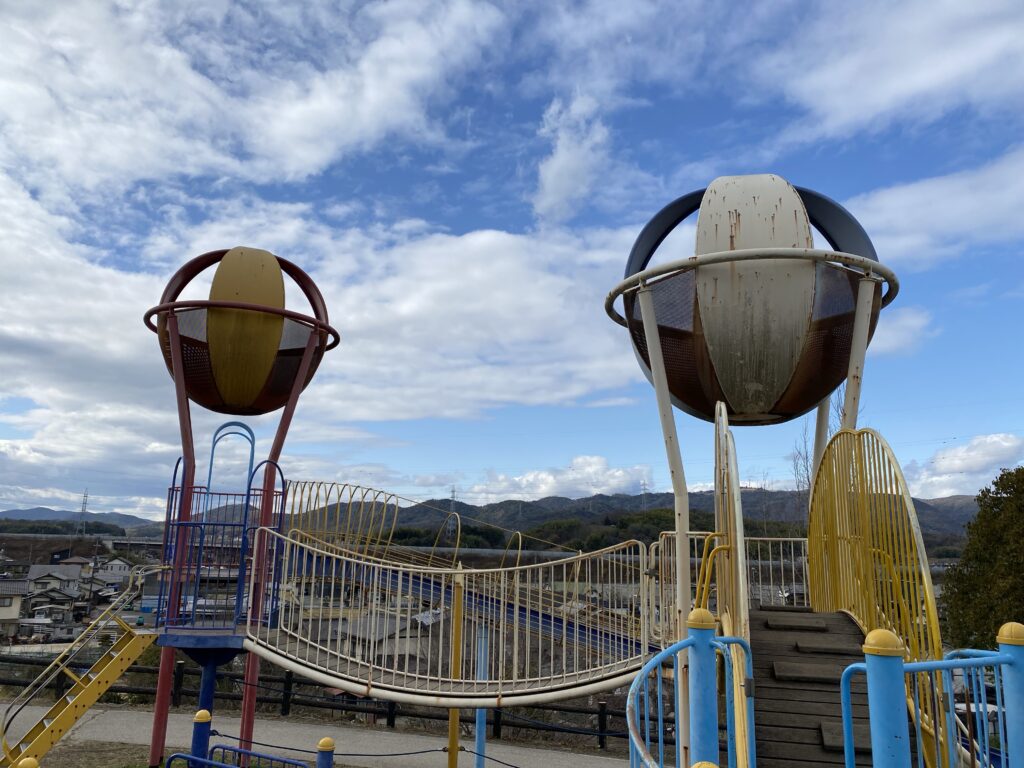 倉敷市玉島地区】岡山バイパスから見える空飛ぶ気球の大型遊具