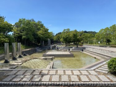【笠岡市】浅くて大きな水路には遊べる要素が盛りだくさん！ちびっこでも楽しめる滝や噴水、飛び石や遊具で水遊びを満喫しよう！【十一番町緑道_水にふれる広場】