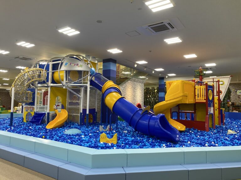 大型遊具 クアドロ ボールプール付き