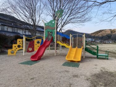 【久米南町】人気の道の駅にピカピカ遊具が現れた！一面に広がる菜の花畑やご当地ソフトクリーム、地元野菜を使ったランチが魅力的な道の駅【道の駅くめなん】